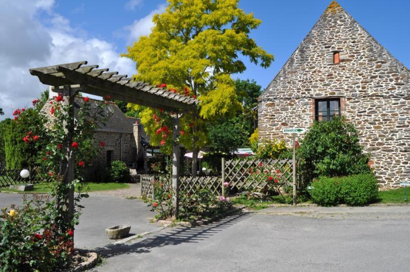 L'Auberge De La Porte Saint-Jouan-des-Guérets Екстериор снимка